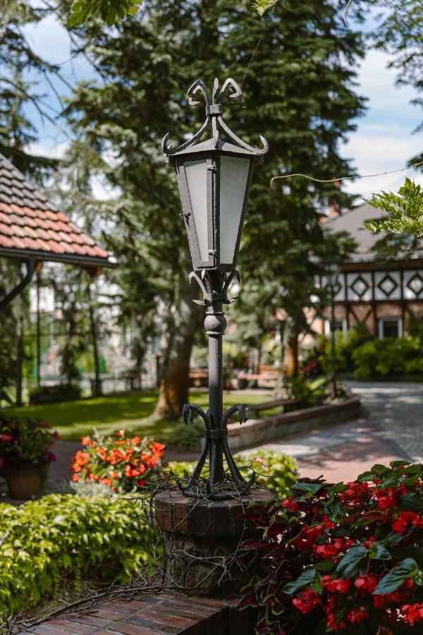 Dom W Starym Parku Hotel Biskupice  Exterior photo